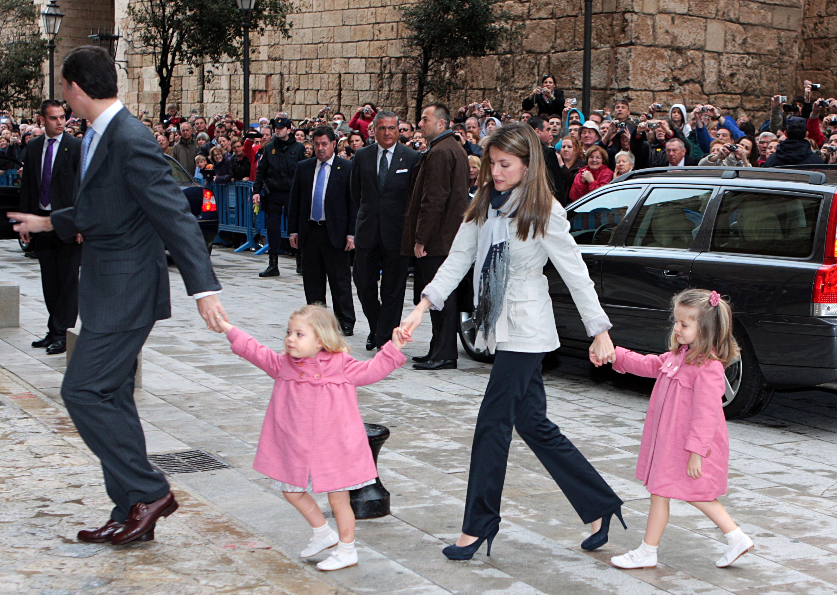 Il principe Felipe, sua moglie Letizia Ortiz e le figlie Leonor e Sofia (Infophoto)
