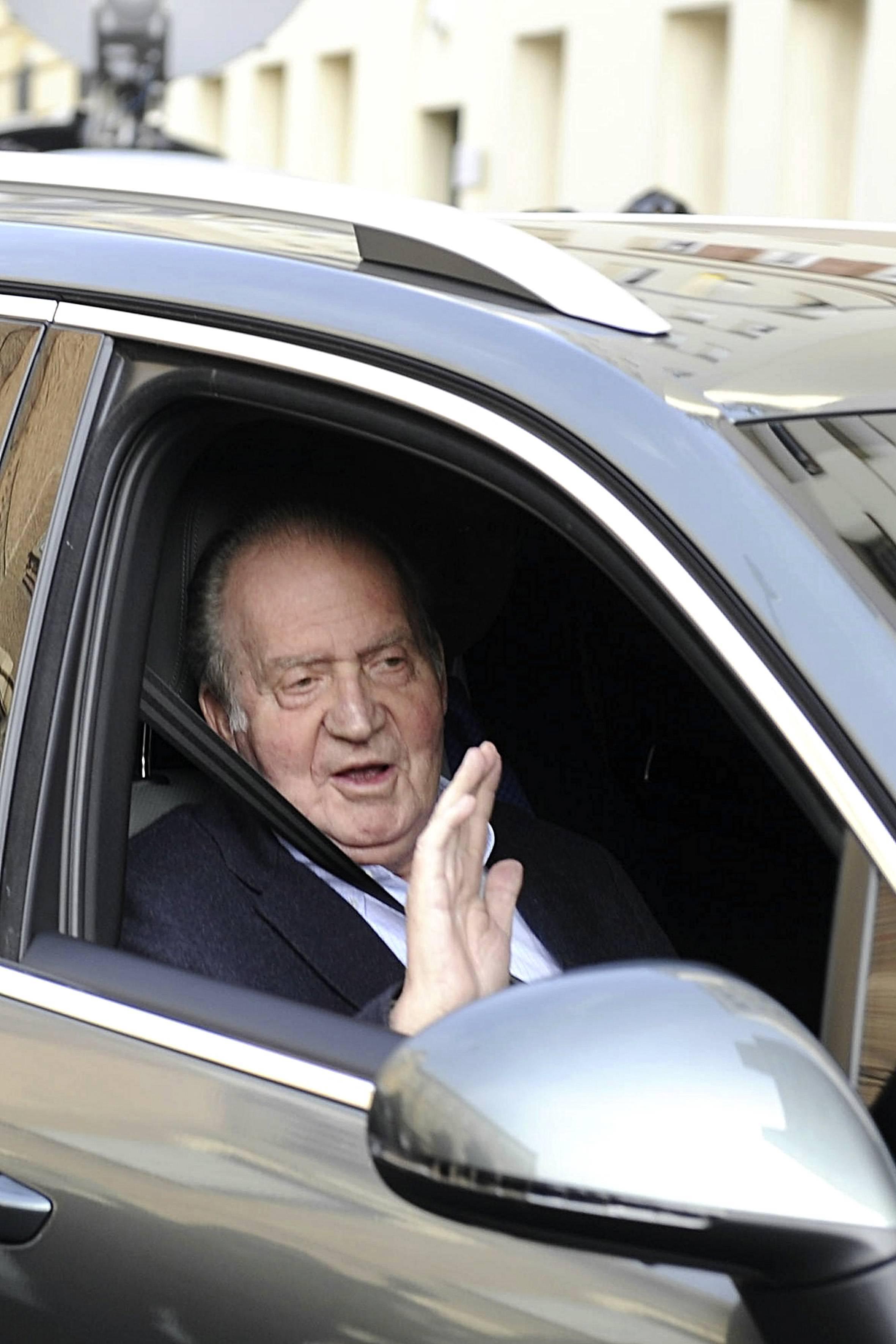 Juan Carlos nel marzo 2013 al suo arrivo in una clinica di Madrid dove è stato operato per la settima volta in 3 anni (Foto Infophoto)