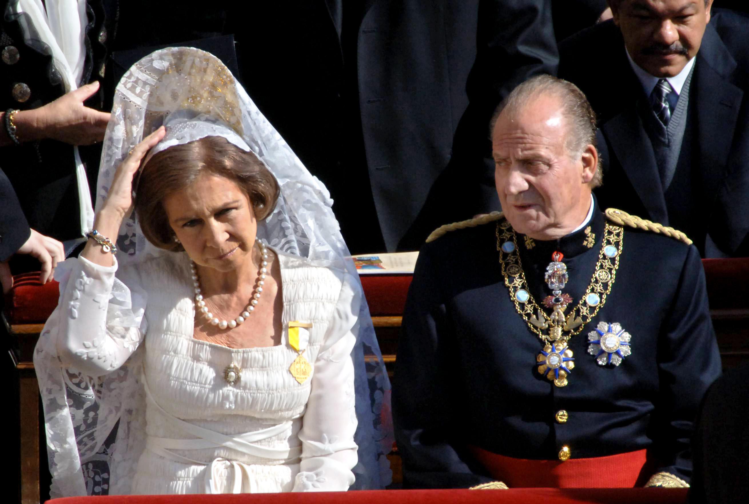 Il re Juan Carlos e la regina Sofia a piazza San Pietro, 24 aprile 2005 (Infophoto) 