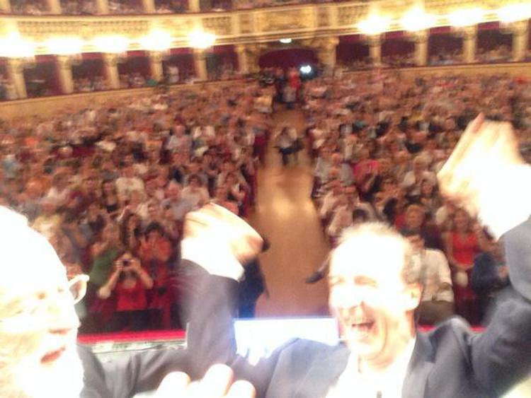 “La mettiamo su twitter e avremo 2 milioni di condivisioni”, anche Benigni e Scalfari cedono al selfie