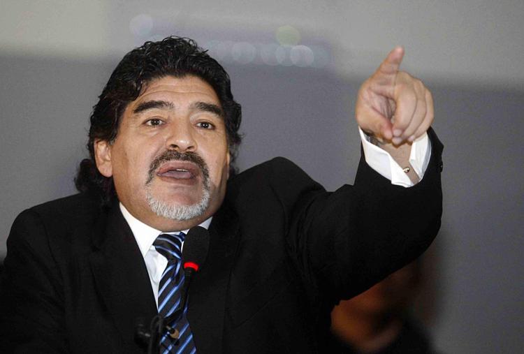 Maradona contro Blatter: ”Guadagna senza fare niente”