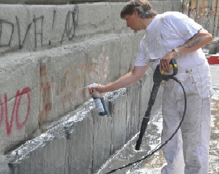 Milano: domani commercianti viale Monte Nero ripuliscono muri da graffiti