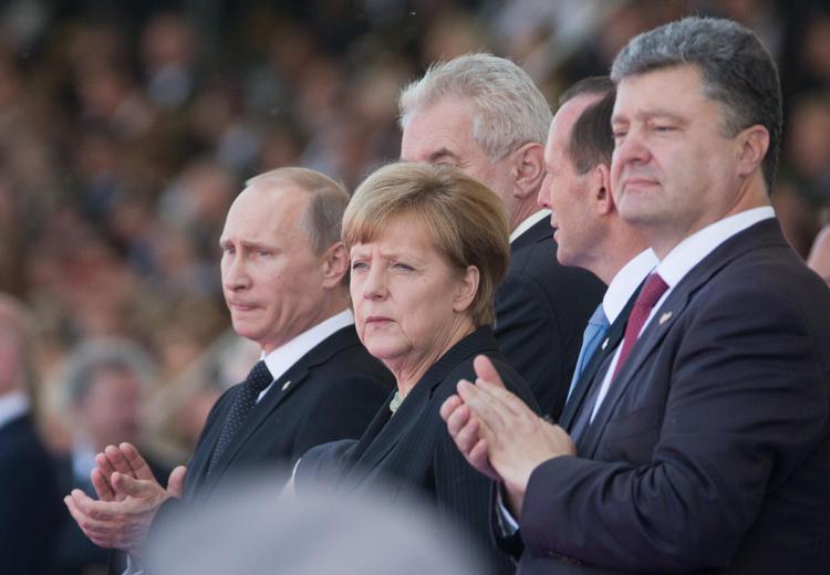 Vladimir Putin, Angela Merkel e Petro Poroshenko (foto Infophoto) - INFOPHOTO