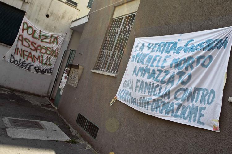 I cartelli comparsi nella zona dove è morto Michele Ferrulli/Infophoto