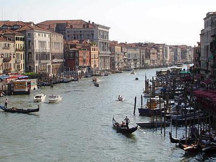 Venezia, per tre notti il Canal Grande sarà chiuso al traffico acqueo