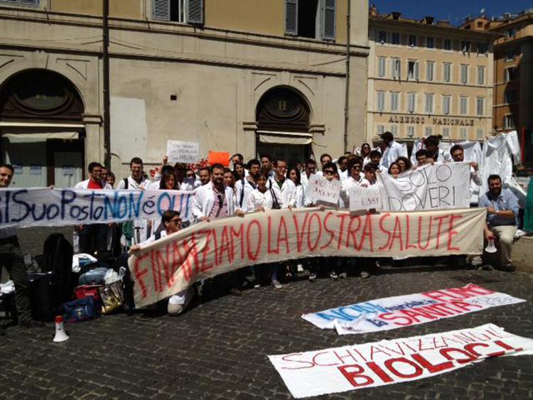 Giovani medici in piazza, al via la campagna ‘#svoltiamolasanita’