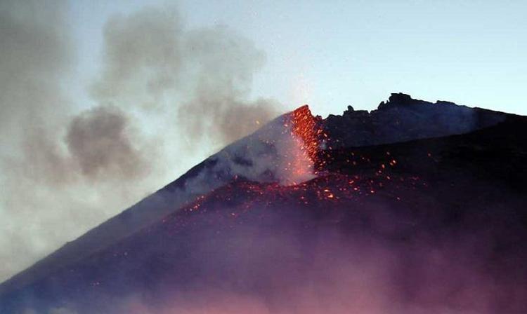 Etna: attivita' eruttiva cratere sud est, aeroporto Catania operativo ma chiusi settori 1 e 2
