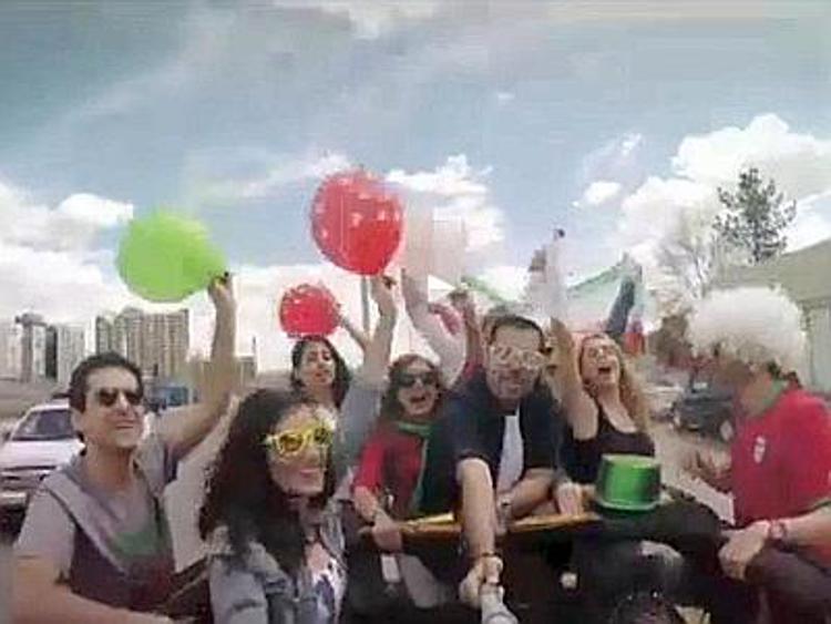 Iran: cantano e ballano in video per Mondiali, 2 giovani arrestati