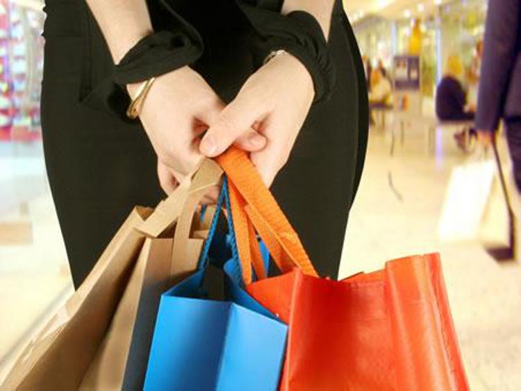 Consumi: l'indagine, gli italiani fanno shopping soprattutto se sono felici