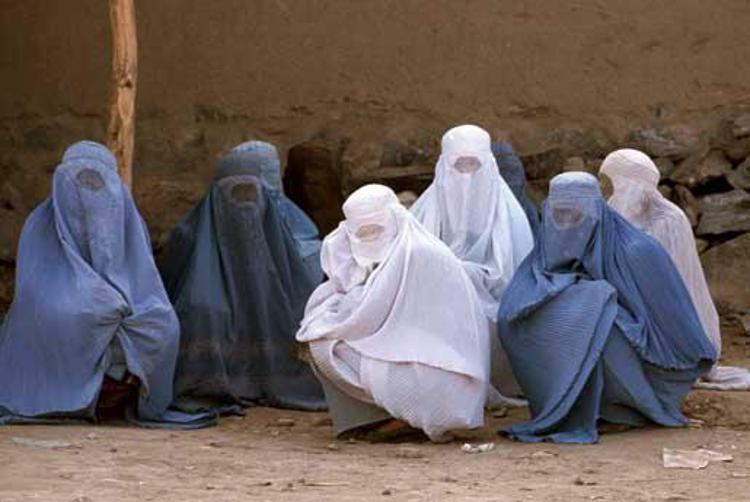 Afghanistan: un gruppo di donne afghane con il burkha - ©IBERPRESS