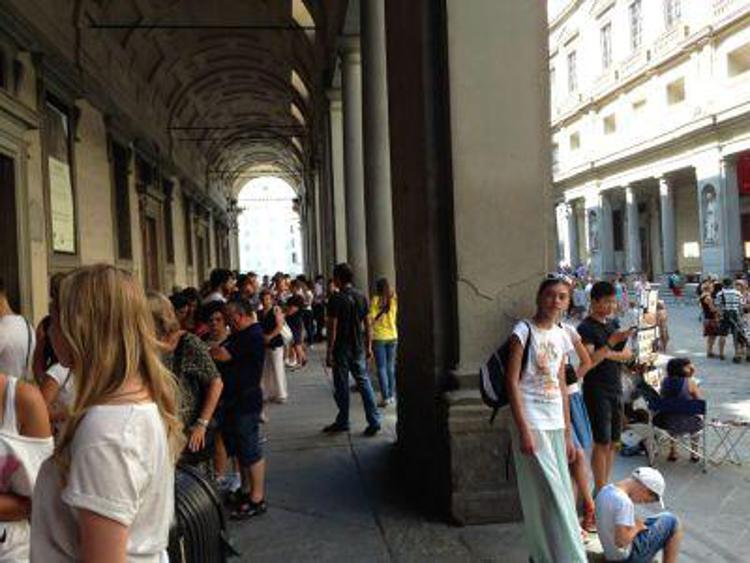 Fila di visitatori davanti agli Uffizi di Firenze