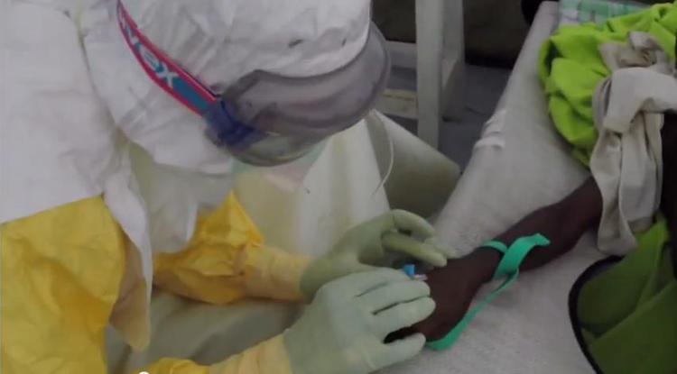 La paura dell'epidemia del virus Ebola in Africa 'contagia' il mondo