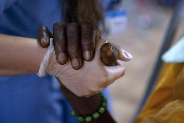 Oms: un milione di vaccini anti-Ebola pronti entro il 2015, prime dosi a metà del prossimo anno