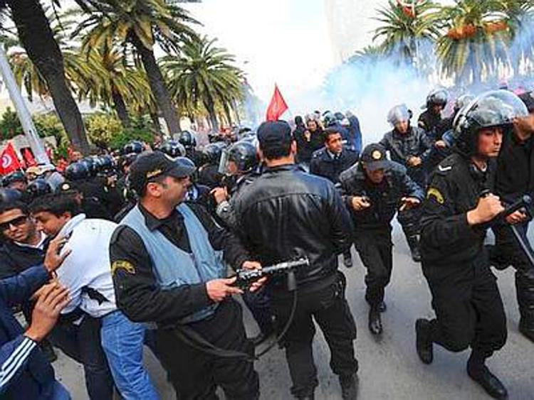Tunisia: sicurezza irrompe in covo militanti, 6 morti a Tunisi