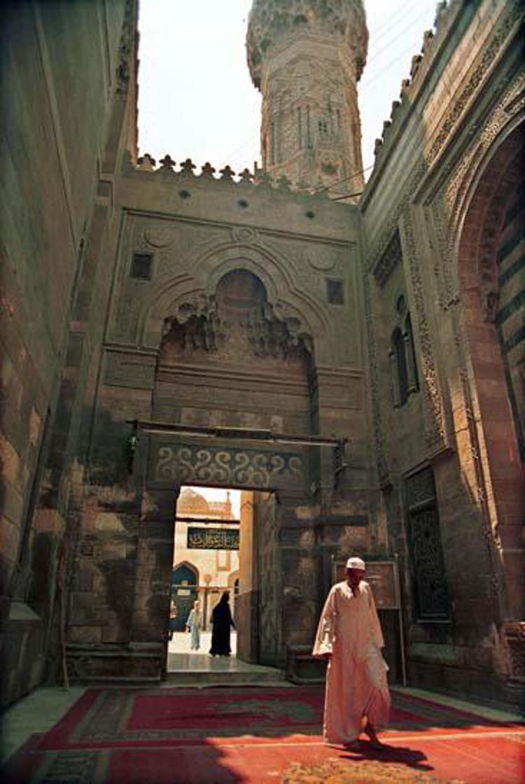 Cairo, 04-10-2002 Un uomo esce dalla Moschea di Al Azhar. Al Azhar � la piu antica universita islamica del mondo. E stata fondata nel lontano 970 AD - ©N. Schiller/IBERPRESS