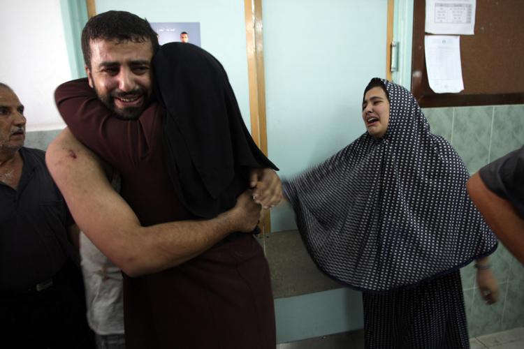 Relatives mourn inside a hospital following an Israeli air strike that killed two members of al-Mograby family, in Rafah in the southern of Gaza strip, on July 20, 2014. Casualties mount during the Israeli attacks on Gaza UPI/Ashraf Mohamad - Infophoto - INFOPHOTO