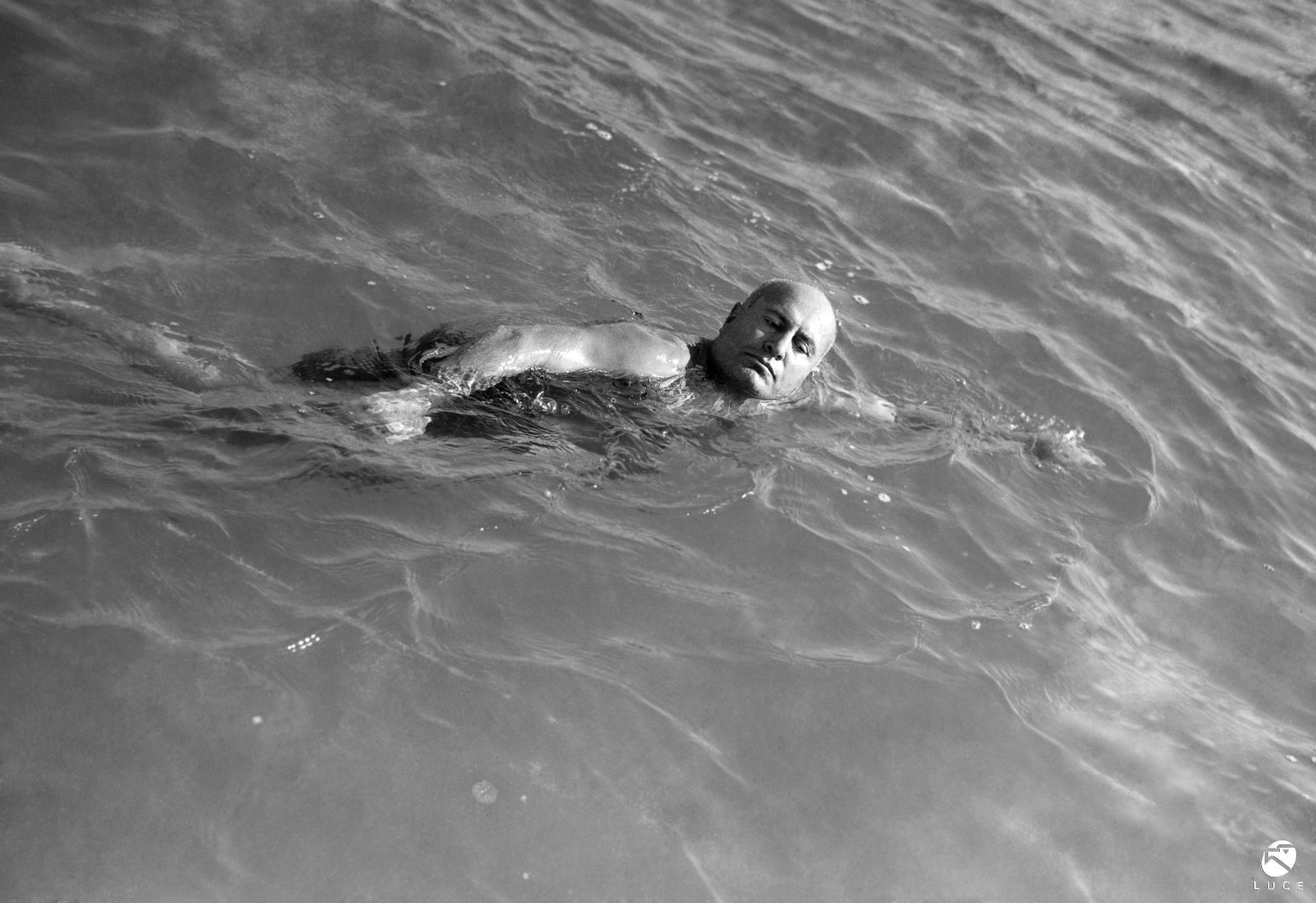 Mussolini nuota a Roma (1934)