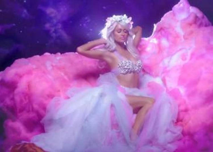 Paris Hilton ci riprova: nuovo singolo tra fiori, unicorni e nuvole rosa / Video