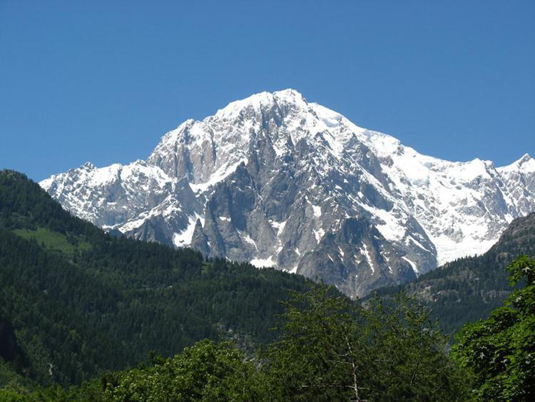 Montagna: guida e 17enne dispersi su Monte Bianco, sospese ricerche