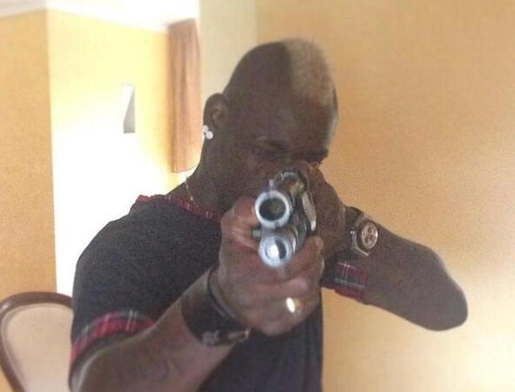 Balotelli choc con il fucile, la foto viene rimossa ma fioccano polemiche e 'like'