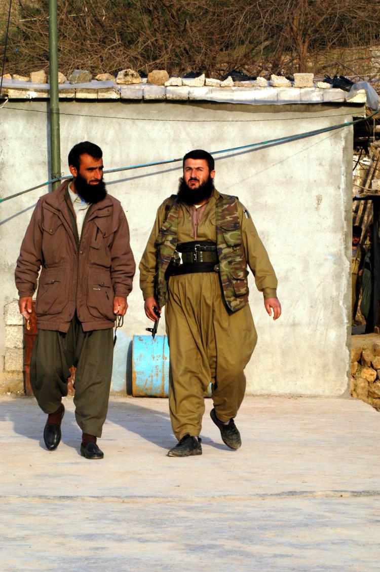 Siria: è corsa all'Isil, in centinaia disertano Esl e al-Nusra