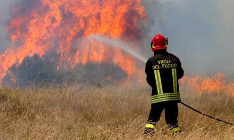 Incendi: appicca rogo nel siracusano, arrestato
