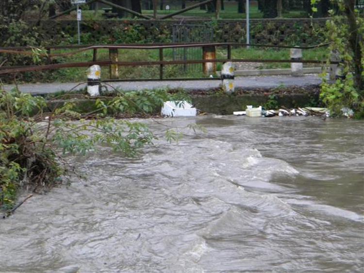 Maltempo: Comune Varese, esonda lago, si monitora fiume Olona