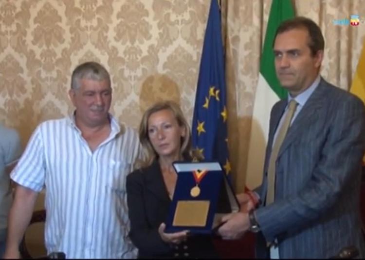 Napoli, medaglia d'oro al valor civile alla madre di Ciro Esposito /Video