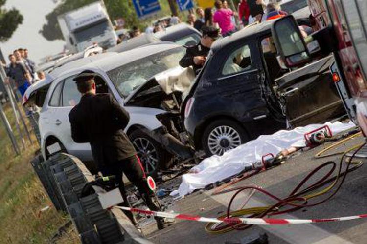 Incidenti: scontro tra 6 auto sulla Cassia bis a Roma, 6 i feriti, 5 gravi