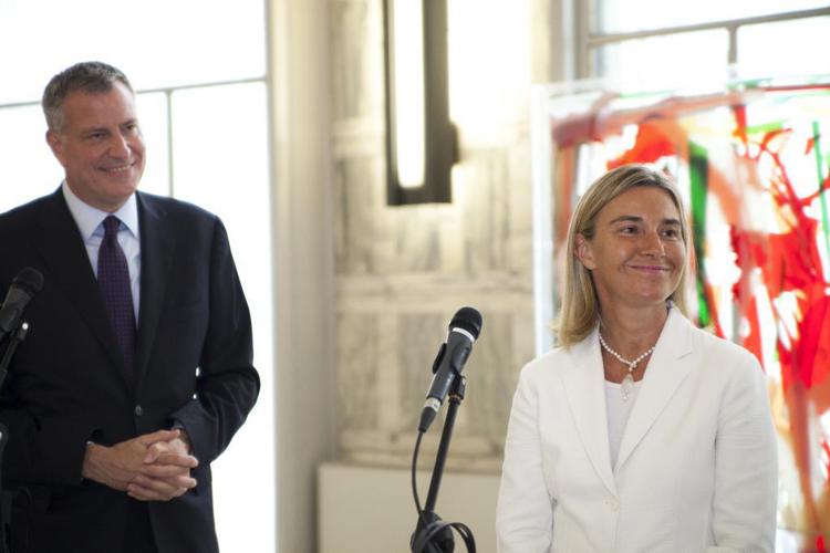 Il sindaco di New York De Blasio e il ministro degli Esteri Mogherini (Foto dal profilo Twitter della Farnesina)