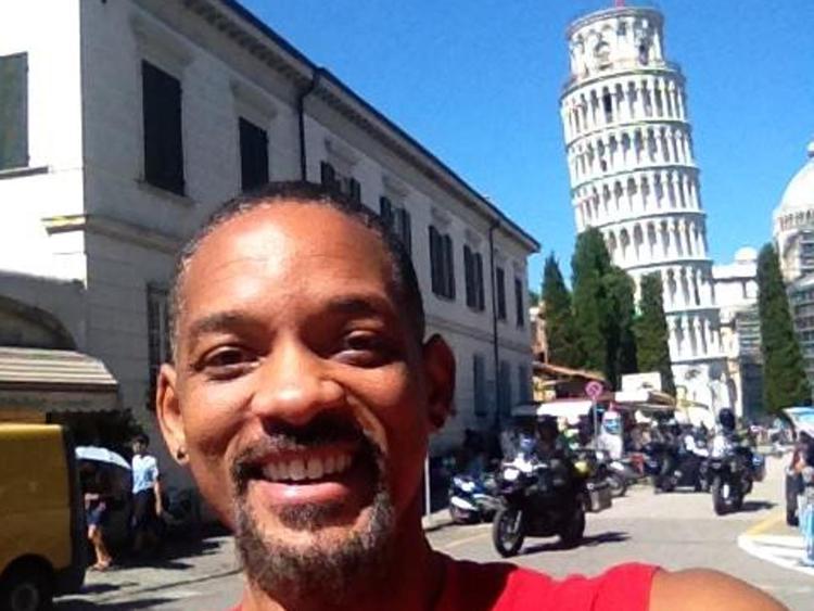 Will Smith a Pisa, selfie con la celebre torre pendente