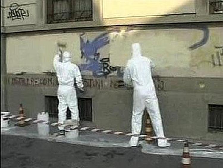 Milano: Pisapia, lavori socialmente utili a chi imbratta muri