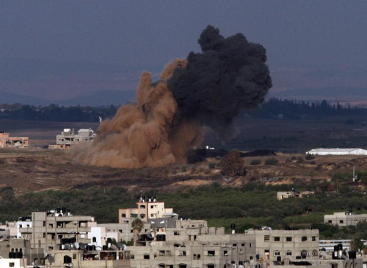 Bombardamenti su Gaza (Foto Xinhua)