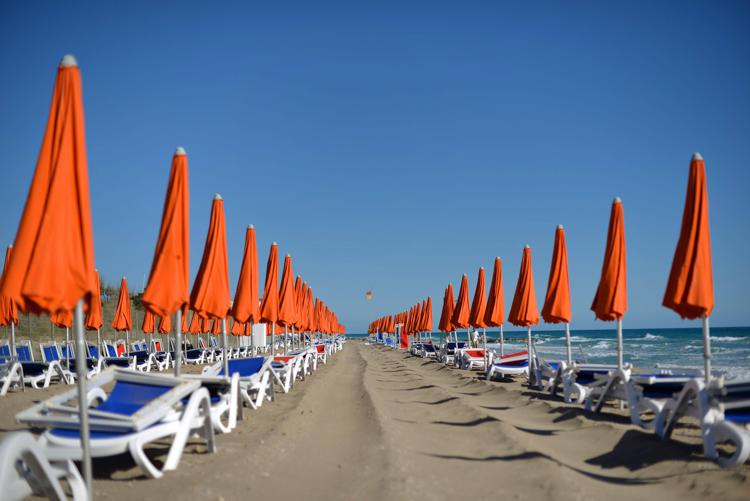Lazio: nuova legge demanio marittimo, in ogni Comune almeno 50% spiagge libere