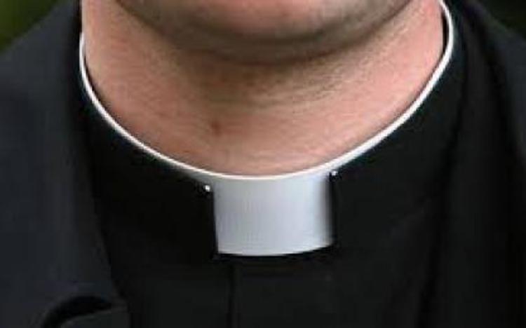 Roma: travestito da prete chiedeva offerte davanti chiesa, denunciato