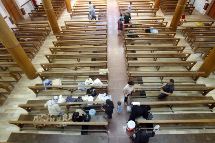  Cristiani iracheni rifugiati in una chiesa a Erbil (foto Infophoto)