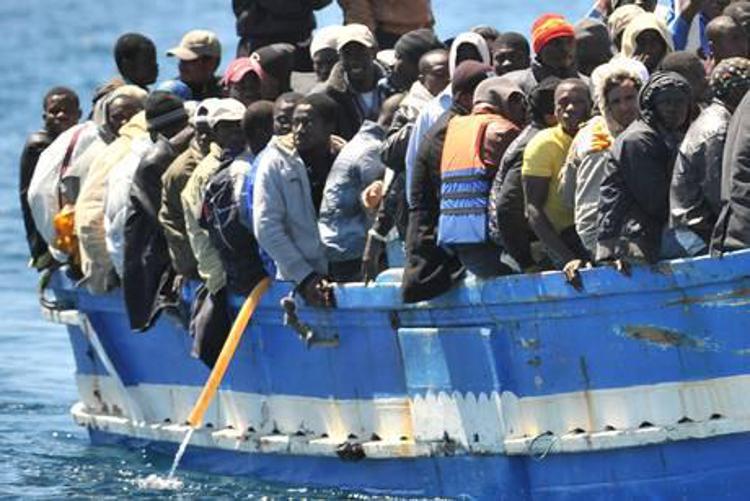 Immigrati: sbarcati in porto Catania 196 profughi