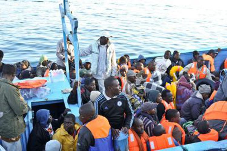 Immigrati: in 417 a Reggio Calabria sulla nave militare, c’è un morto