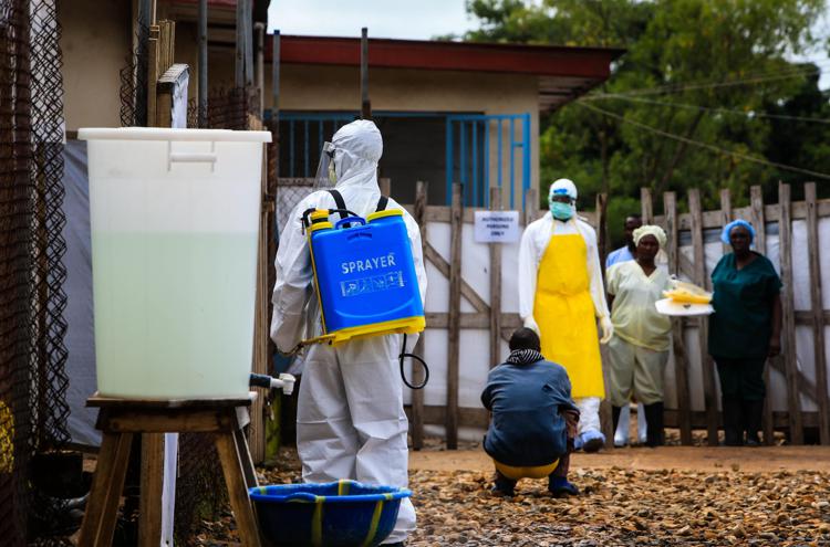 Ebola: Liberia, studenti diventano 'cercatori' di contagiati per fermare epidemia