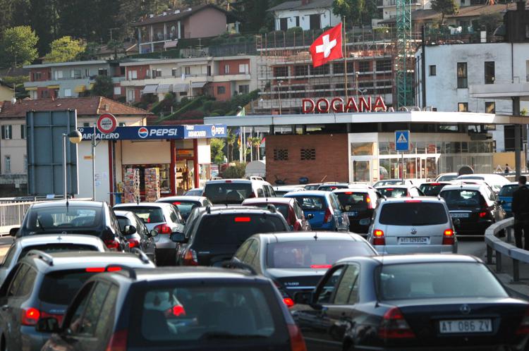 Como: nasconde 195.550 euro in auto e tenta 'fuga' in Svizzera, bloccato