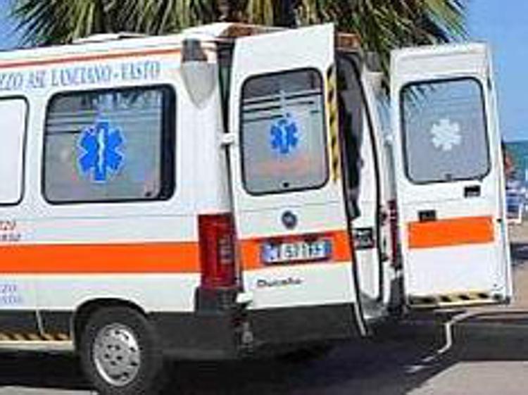 Roma, scontro tra due auto: 5 feriti, 3 gravi