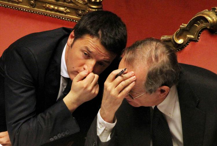 Renzi e Padoan (Infophoto)