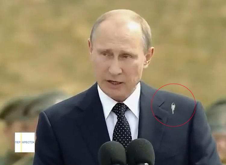 Un uccello gliela fa sulla giacca, Putin 'colpito' durante la celebrazione. Ma è un fake