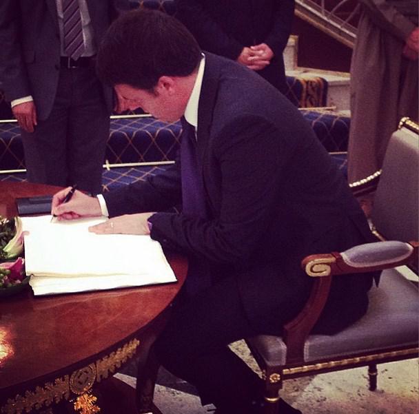 La dedica di Matteo Renzi sul libro degli ospiti del palazzo presidenziale di Erbil (Twitter/Nomfup)