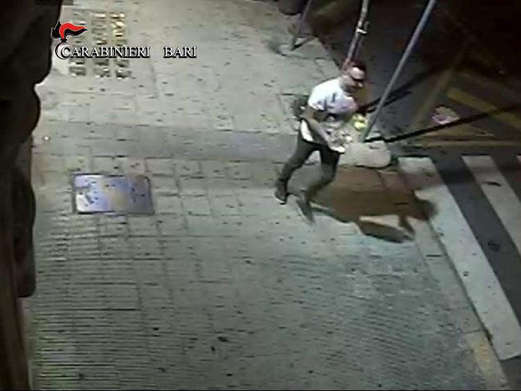 Bari: appicca rogo ad auto donna, arrestato grazie a telecamere