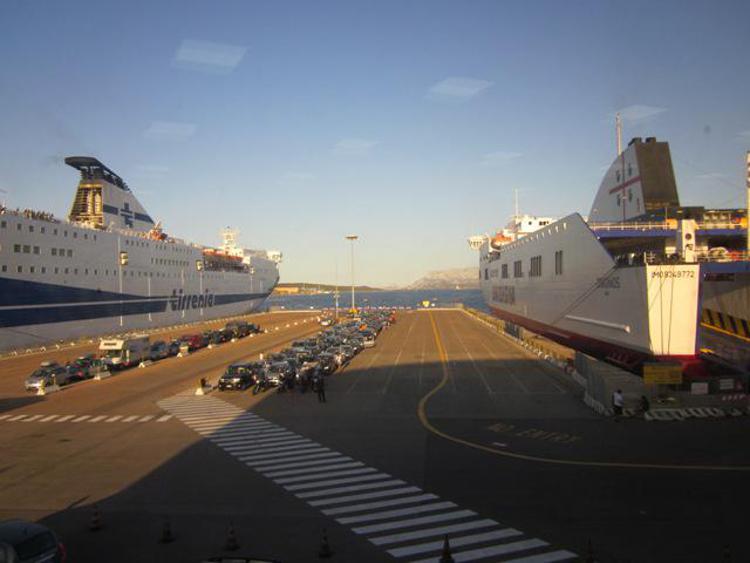 Trasporti: Olbia, caos al porto Isola Bianca per nave Goinsardinia