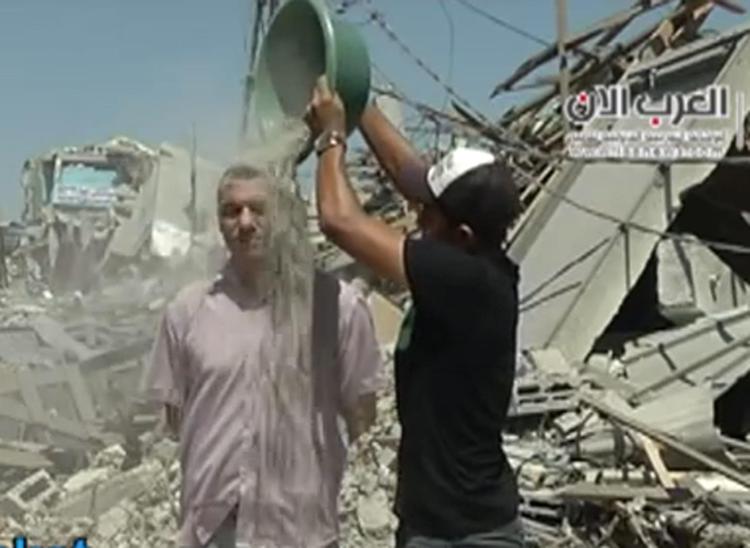 Il 'gavettone' con le macerie di Gaza, l'iniziativa contro la guerra /VIDEO