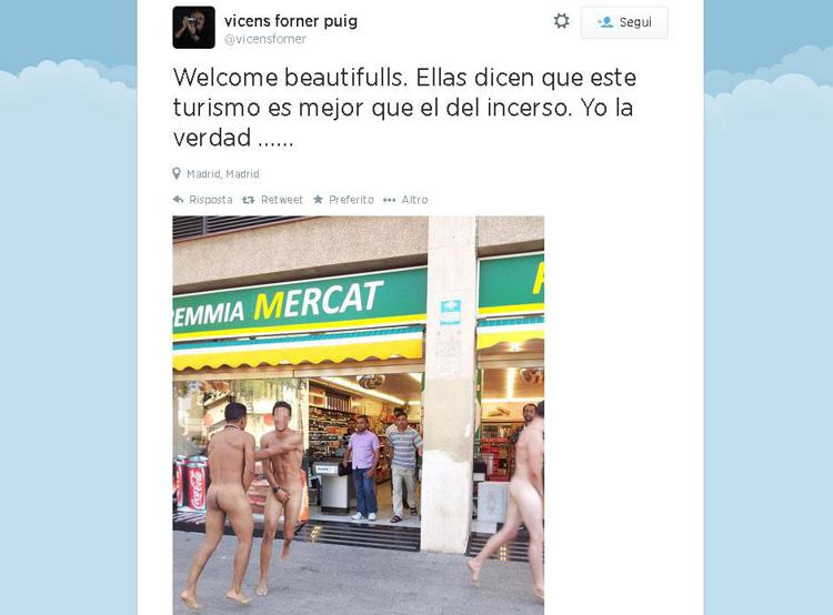 Il tweet con la foto del gruppo di turisti nudi a Barcellona 
