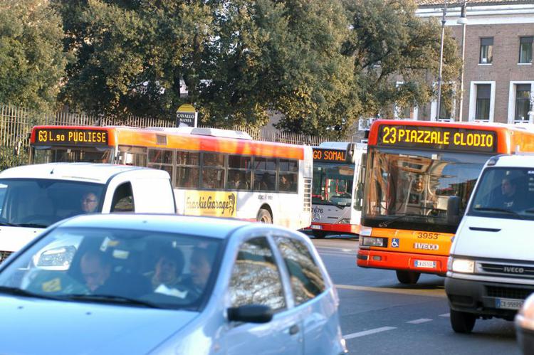 Roma: anziana accerchiata e derubata sul bus, bloccati tre minorenni