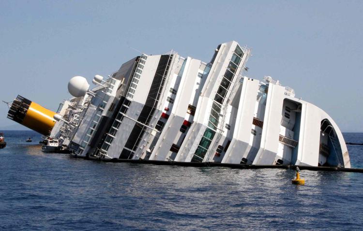 La Concordia naufragata al largo del Giglio (Infophoto) - INFOPHOTO
